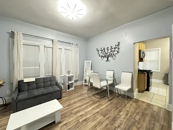 $2,300 | 720 North Elizabeth Street, Unit 1, Chicago, IL 60642