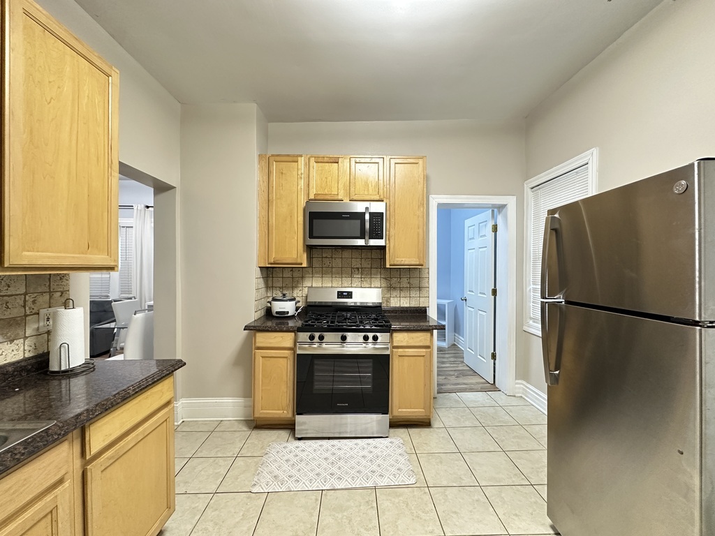 720 North Elizabeth Street, Unit 1 Chicago, IL 60642 - Photo 3 of 20 a kitchen with a stove a refrigerator and a sink