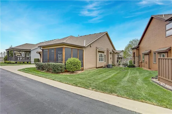 $550,000 | 8528 Cardinal Street, Lenexa, KS 66219
