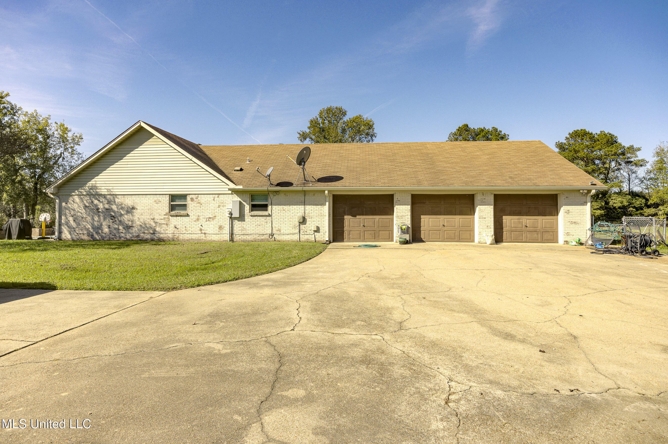 130 Cidero Road Raymond, MS 39154 - Photo 33 of 52 Three-Car Garage Side View