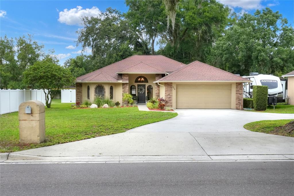808 Mendonsa Road Plant City, FL 33563 - Photo 1 of 1 Plant City Beauty