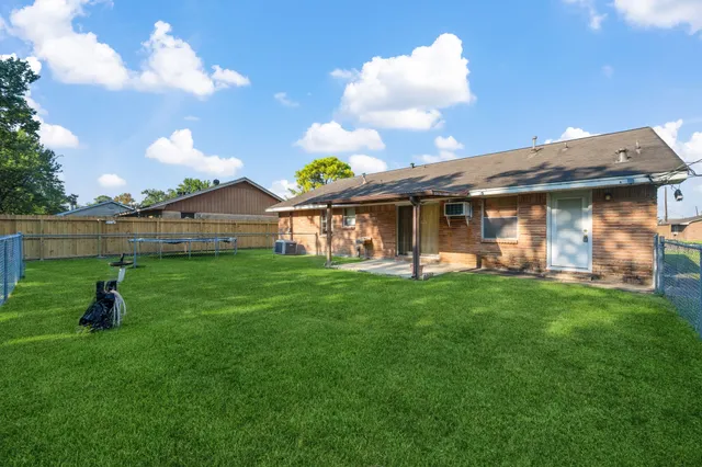 a view of a house with a backyard