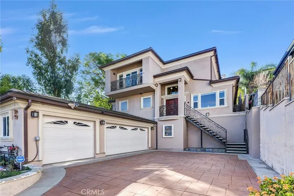 a view of a house with a backyard