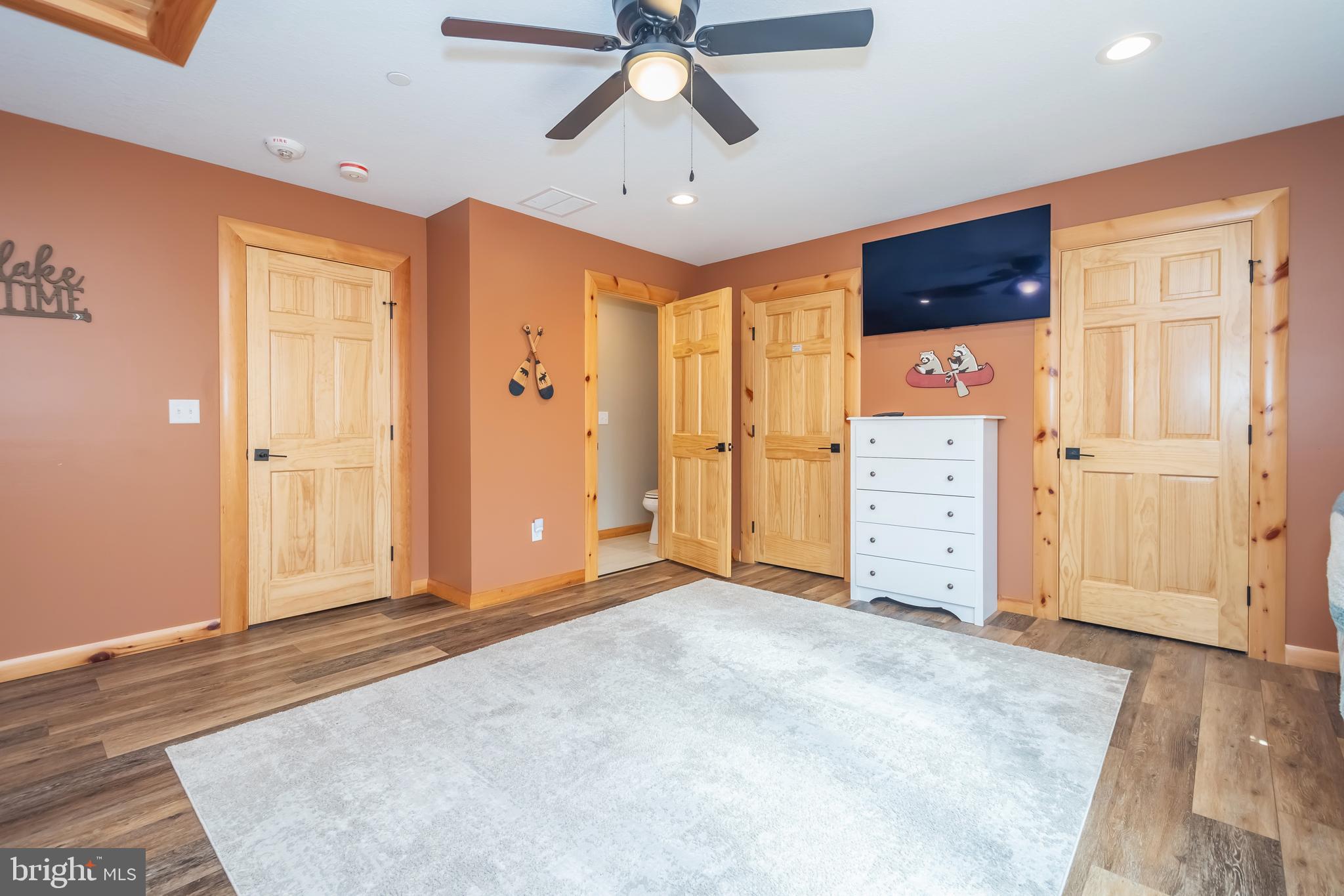 94 Sandy View Oakland, MD 21550 - Photo 50 of 64 an empty room with closet and ceiling fan