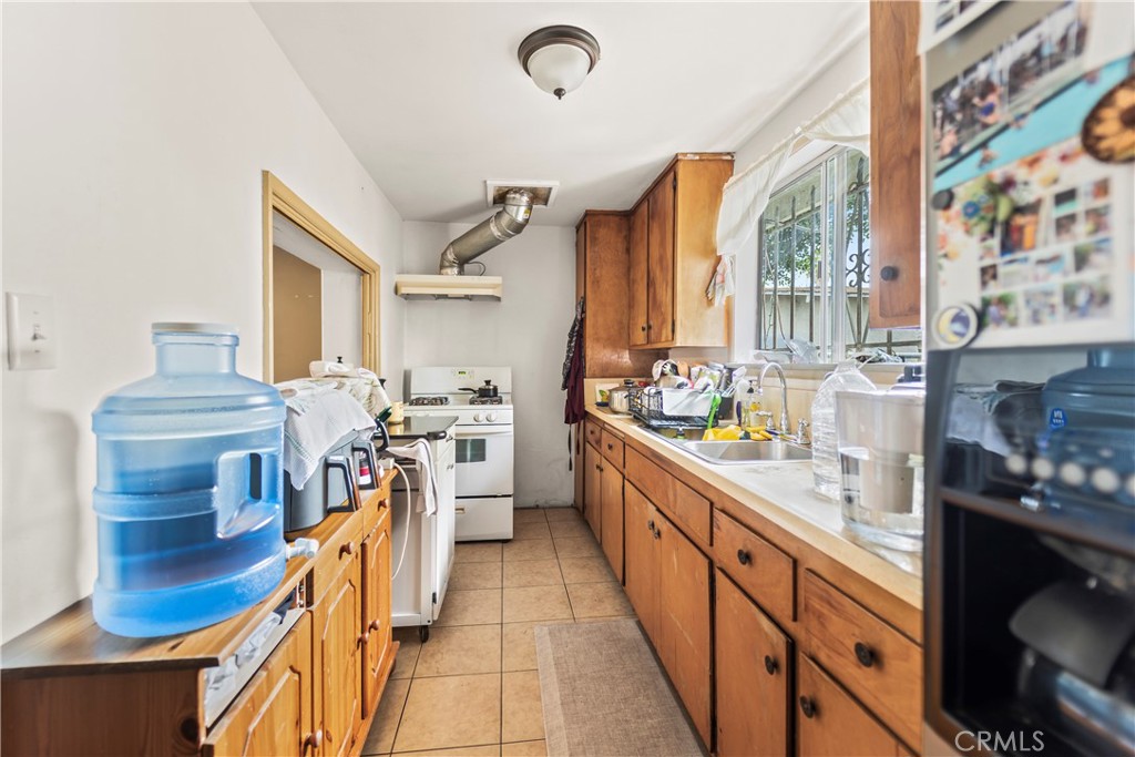 2424 West Boulevard Los Angeles, CA 90016 - Photo 13 of 21 a kitchen with stainless steel appliances kitchen island granite countertop a refrigerator and a stove