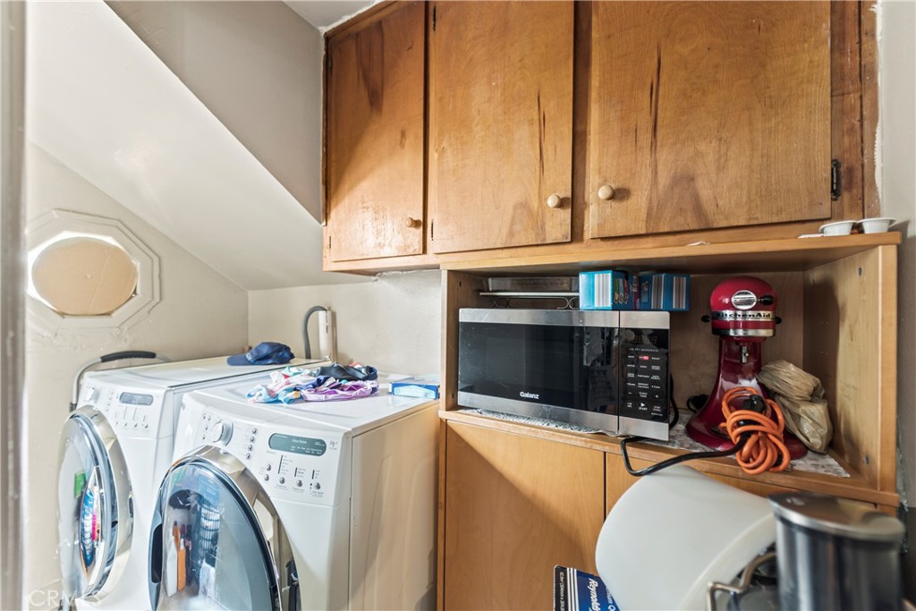 2424 West Boulevard Los Angeles, CA 90016 - Photo 14 of 21 a utility room with dryer and washer