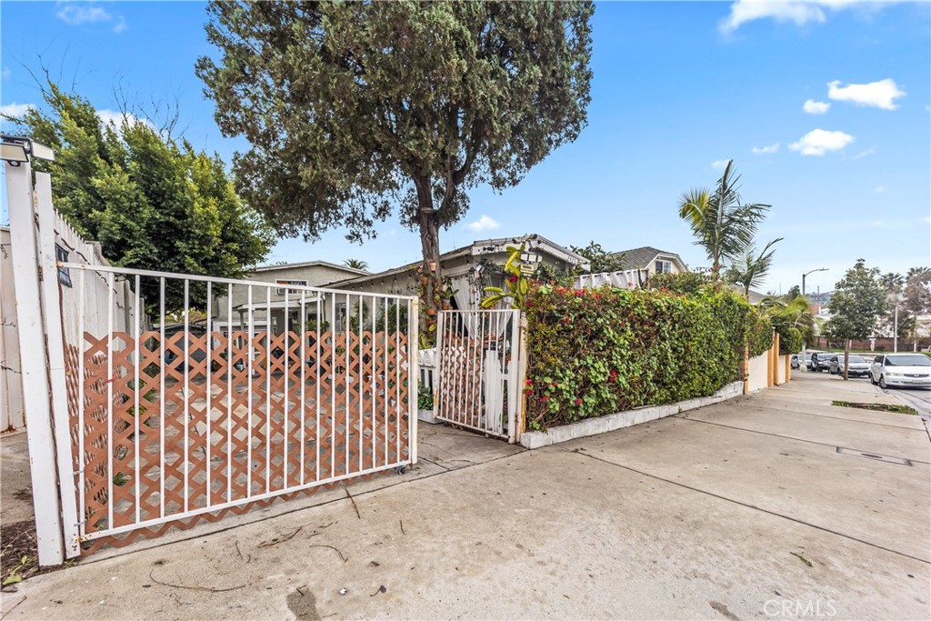 2424 West Boulevard Los Angeles, CA 90016 - Photo 2 of 21 a view of a backyard