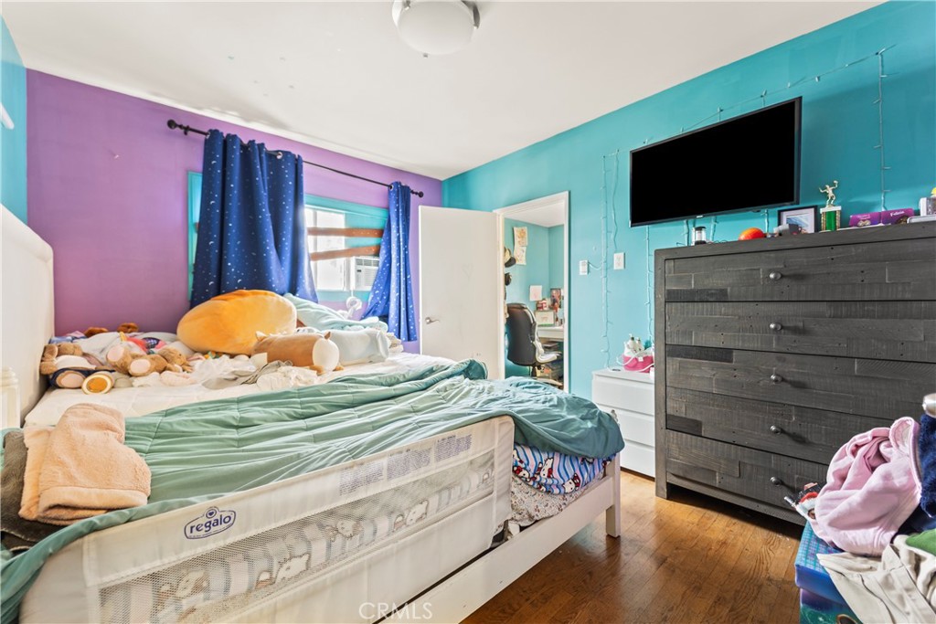 2424 West Boulevard Los Angeles, CA 90016 - Photo 21 of 21 a bedroom with a bed and flat screen tv