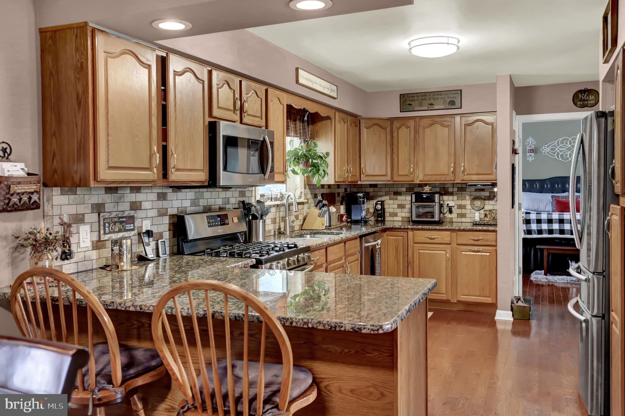 40 Johns Road York, PA 17402 - Photo 17 of 48 OAK CABINETS WITH GRANITE COUNTERS