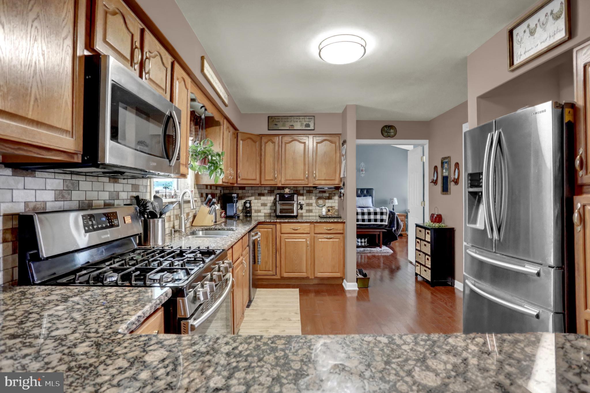 40 Johns Road York, PA 17402 - Photo 19 of 48 OAK FLOORS IN KITCHEN