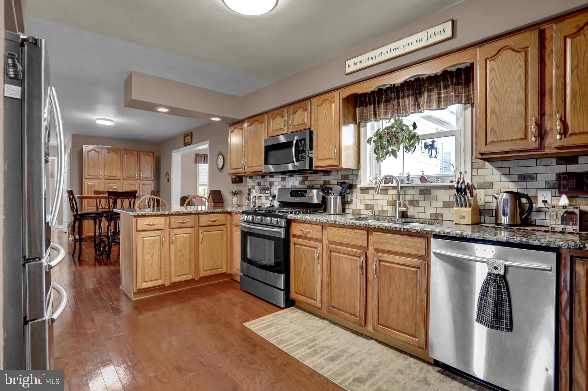 40 Johns Road York, PA 17402 - Photo 22 of 48 GRANITE COUNTERS & TILE BACKSPLASH