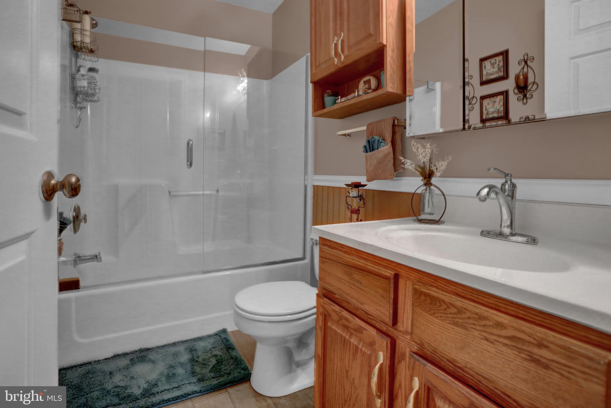 40 Johns Road York, PA 17402 - Photo 42 of 48 2ND FLOOR HALL BATHROOM
