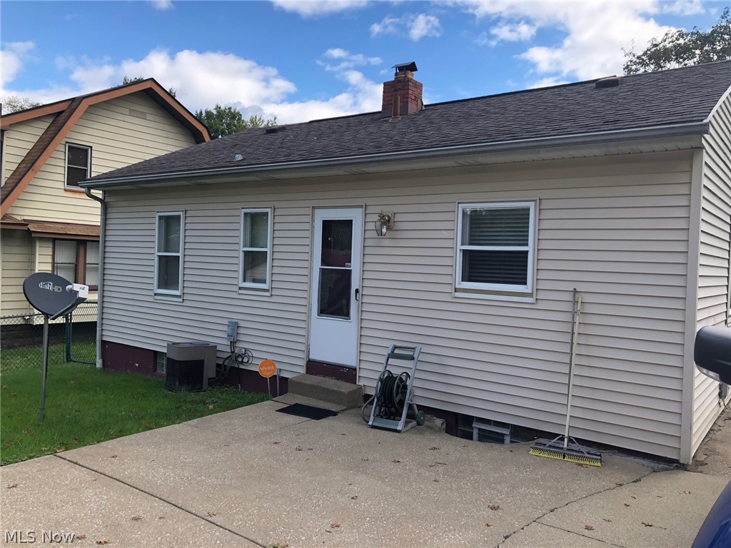 570 Garry Road Akron, OH 44305 - Photo 3 of 4