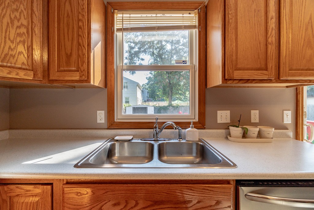 689 Bay Street Springfield, MA 01109 - Photo 9 of 30 Gallery Image 9