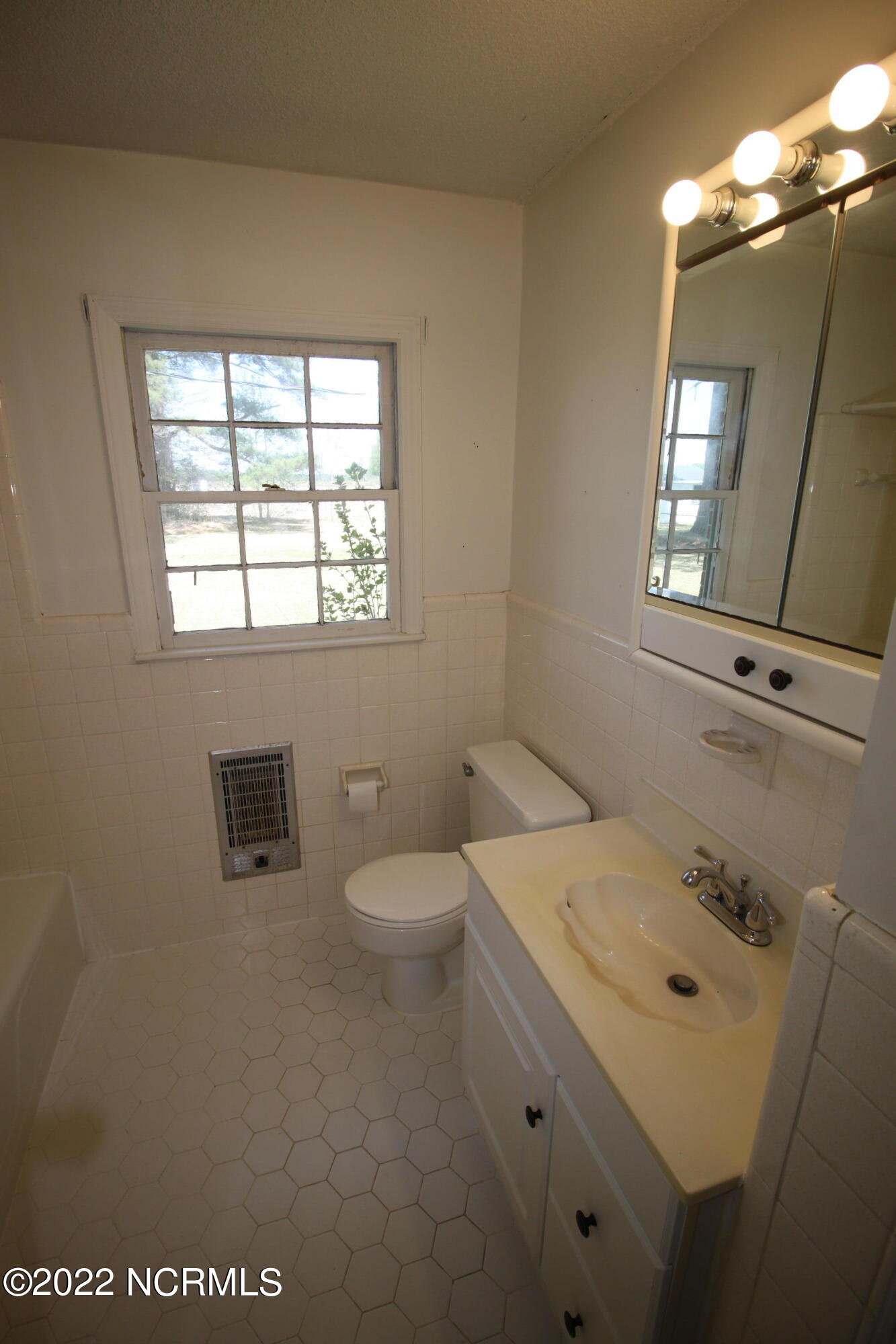 438 Academy Heights Road Kinston, NC 28504 - Photo 12 of 15 Main Bath