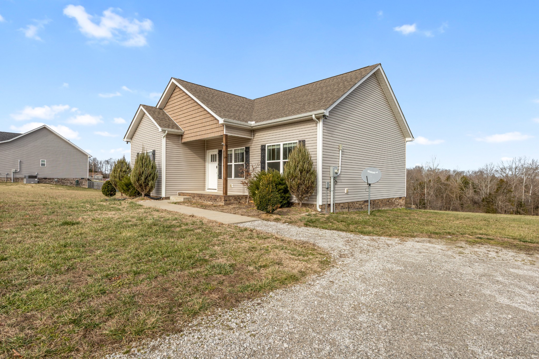 819 Hooper Road Charlotte, TN 37036 - Photo 2 of 27