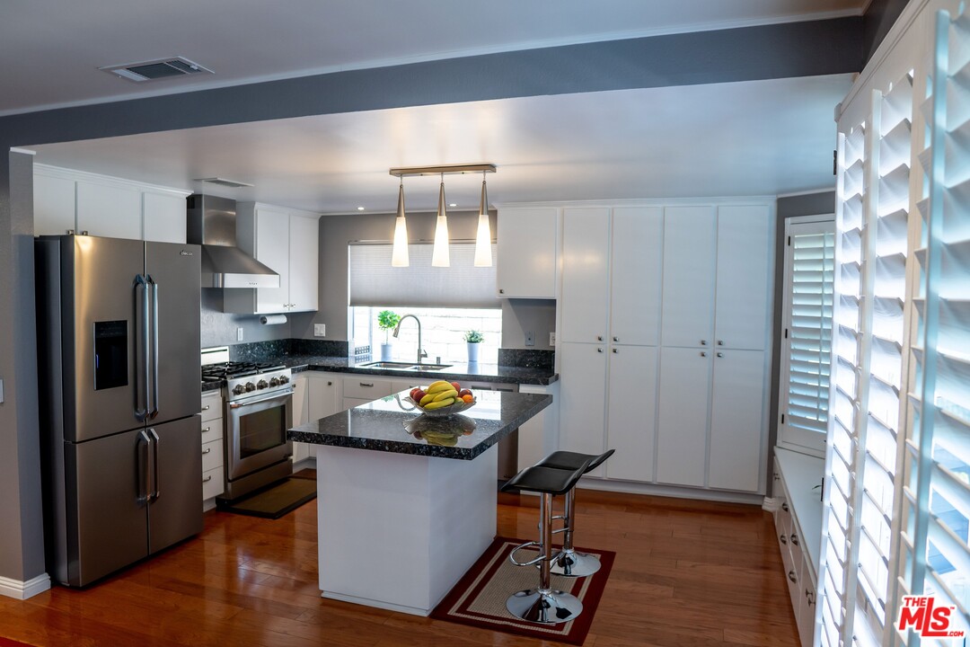 553 Fairfield Road Simi Valley, CA 93065 - Photo 21 of 49 a kitchen with a refrigerator a stove a sink and a microwave