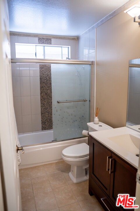 553 Fairfield Road Simi Valley, CA 93065 - Photo 43 of 49 a bathroom with a sink a toilet and shower