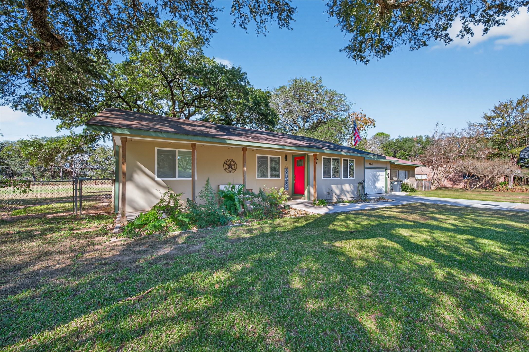 204 King Drive Columbus, TX 78934 - Photo 4 of 50 a view of a house with backyard and a tree