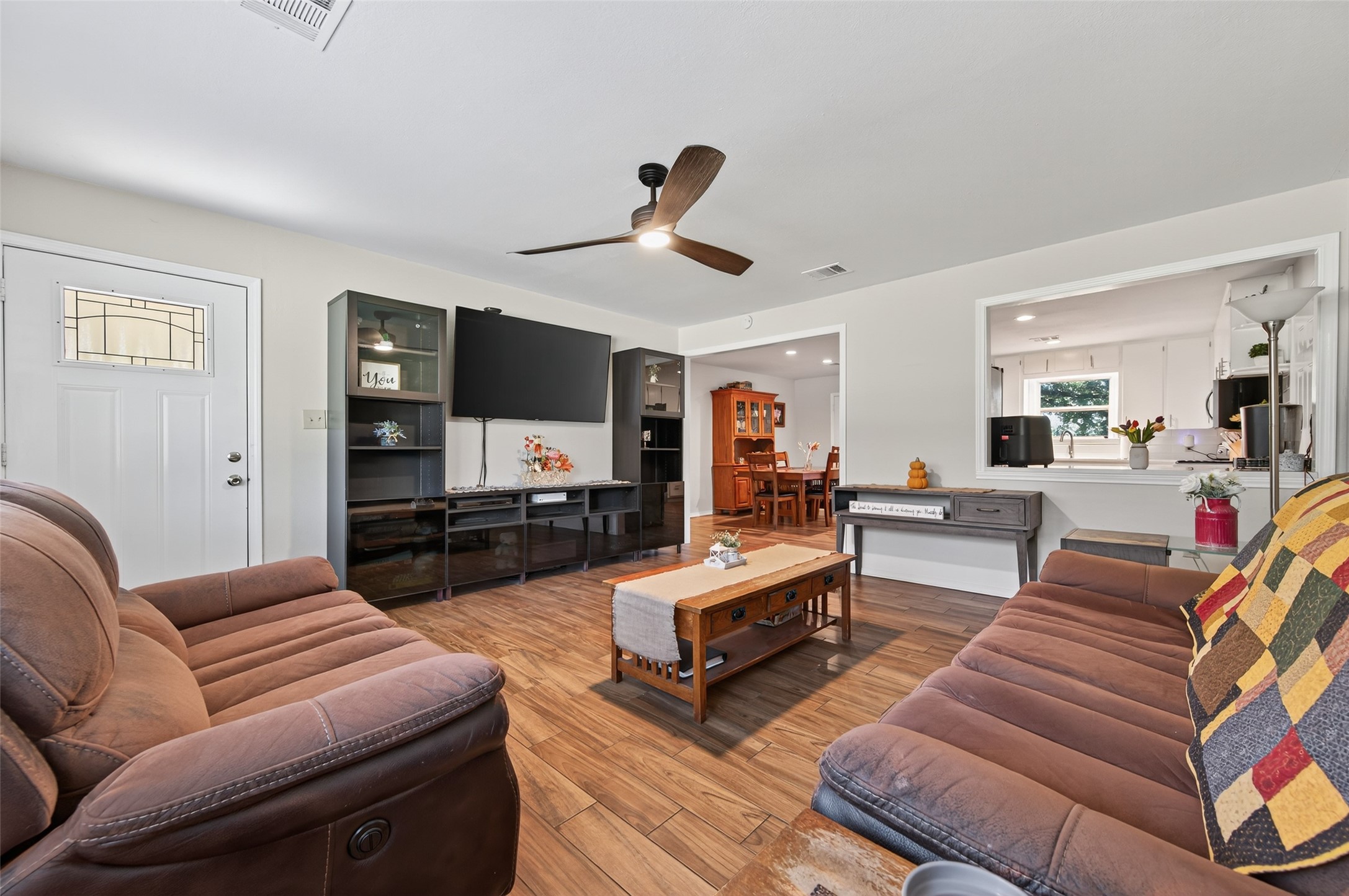 204 King Drive Columbus, TX 78934 - Photo 9 of 50 a living room with furniture and a flat screen tv
