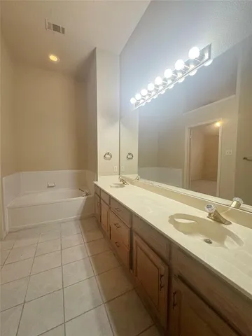 $1,995 | 1600 Weatherstone Drive, DeSoto, TX 75115