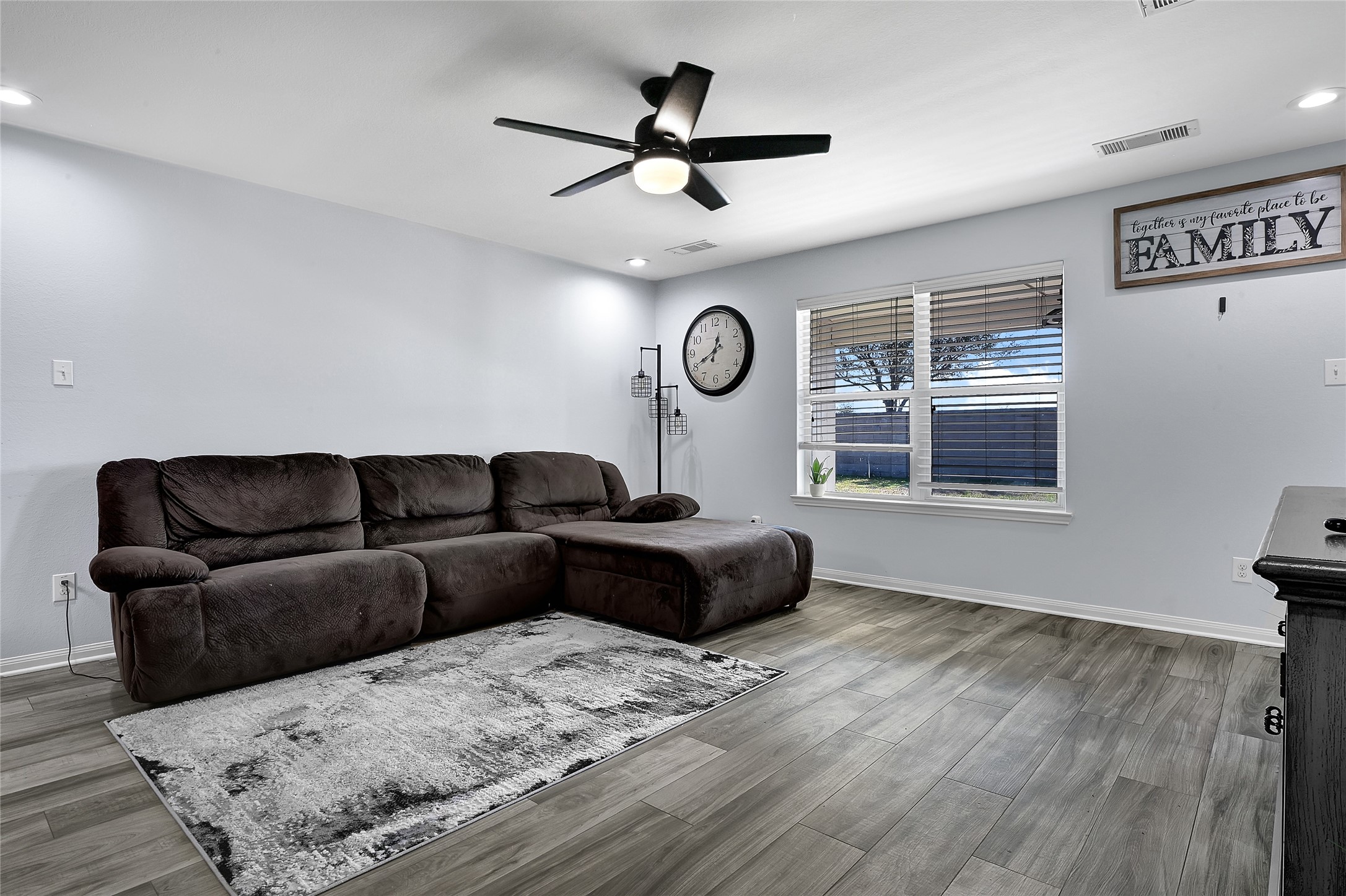 1802 Opal Peach Drive Rosharon, TX 77583 - Photo 12 of 35 a living room with furniture window and a ceiling fan