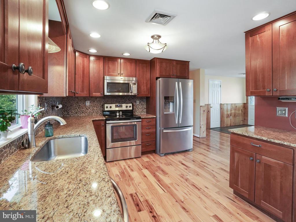 6901 Green Valley Road New Market, MD 21774 - Photo 6 of 45 Upgraded Kitchen w/ Granite, SS Appliances