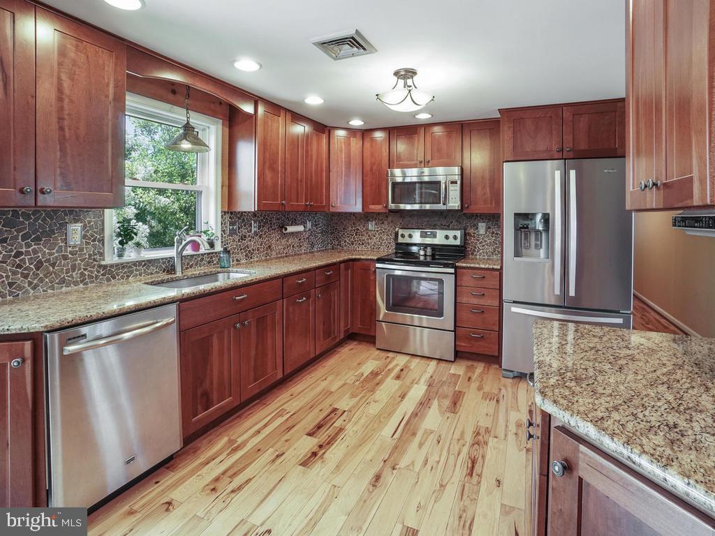 6901 Green Valley Road New Market, MD 21774 - Photo 7 of 45 Upgraded Kitchen w/ Granite, SS Appliances