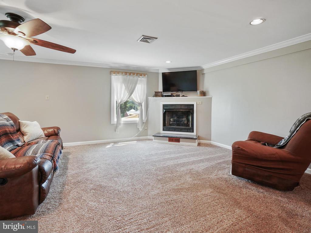 6901 Green Valley Road New Market, MD 21774 - Photo 10 of 45 Family Room