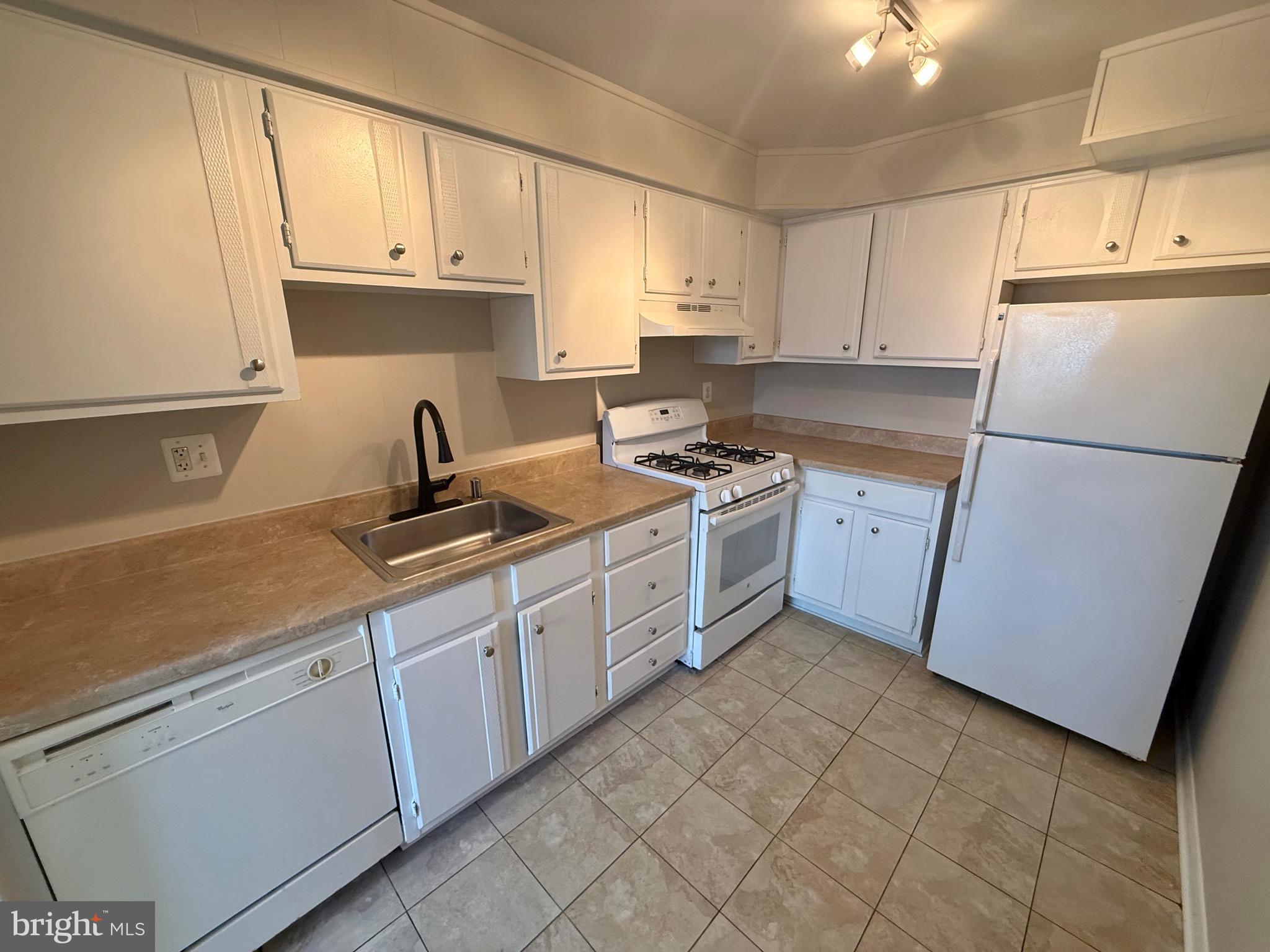 5111 8th Road South, Unit 203 Arlington, VA 22204 - Photo 11 of 31 a kitchen with a sink stove and refrigerator