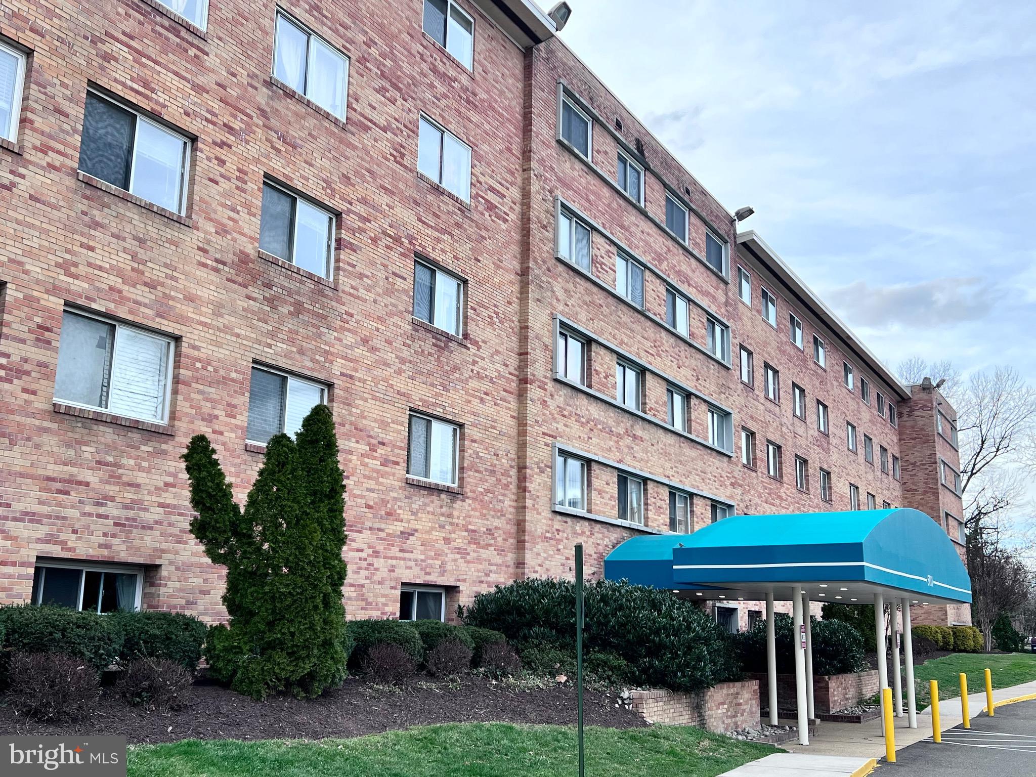 5111 8th Road South, Unit 203 Arlington, VA 22204 - Photo 25 of 31 a front view of a building
