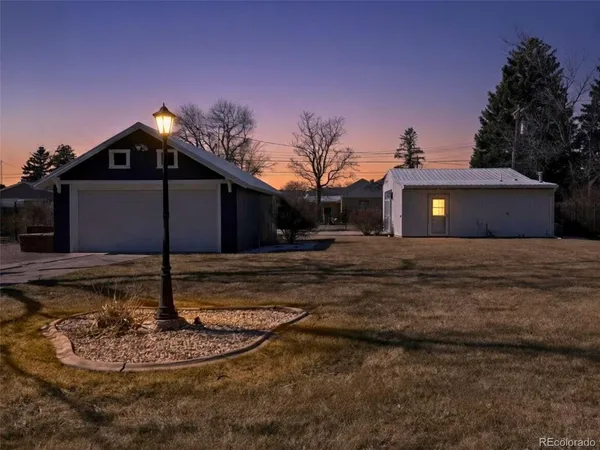 a view of a house with a yard