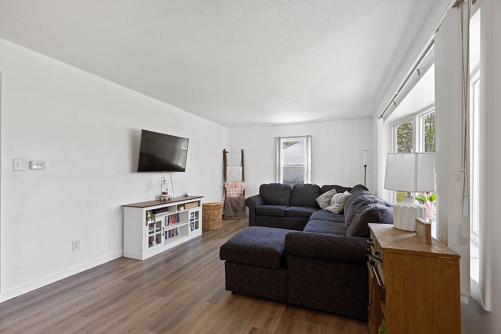 158 Bassett Road Winslow, ME 04901 - Photo 22 of 50 Living Room