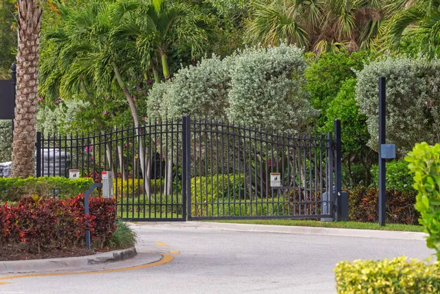 a view of an house with a yard