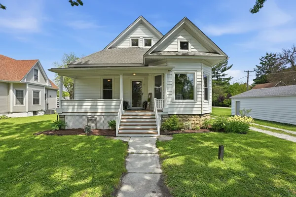 $299,900 | 307 West Curtis Street, Grant Park, IL 60940