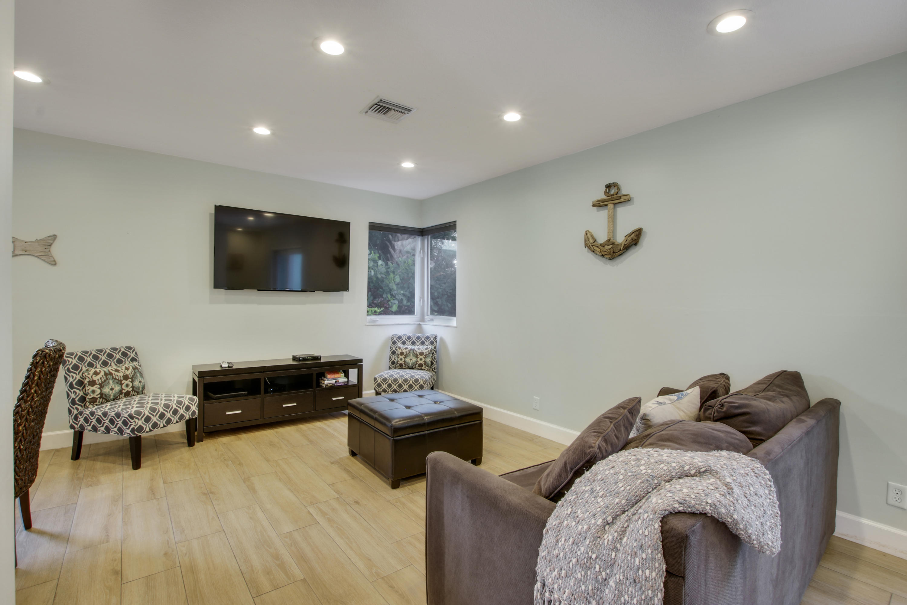 380 North Juno Lane Juno Beach, FL 33408 - Photo 9 of 22 a living room with furniture and a flat screen tv