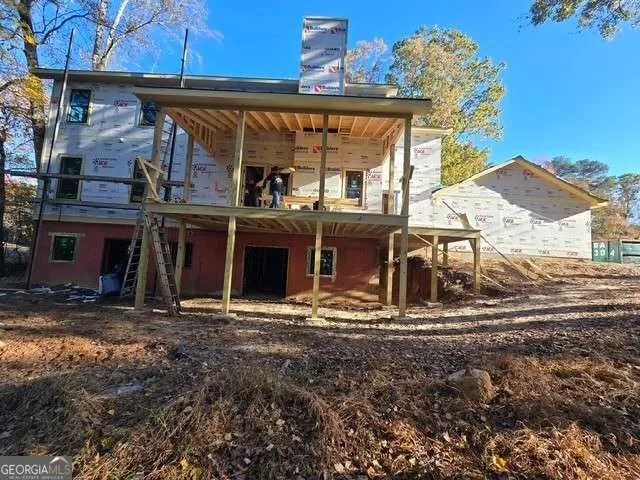 a view of a house with backyard