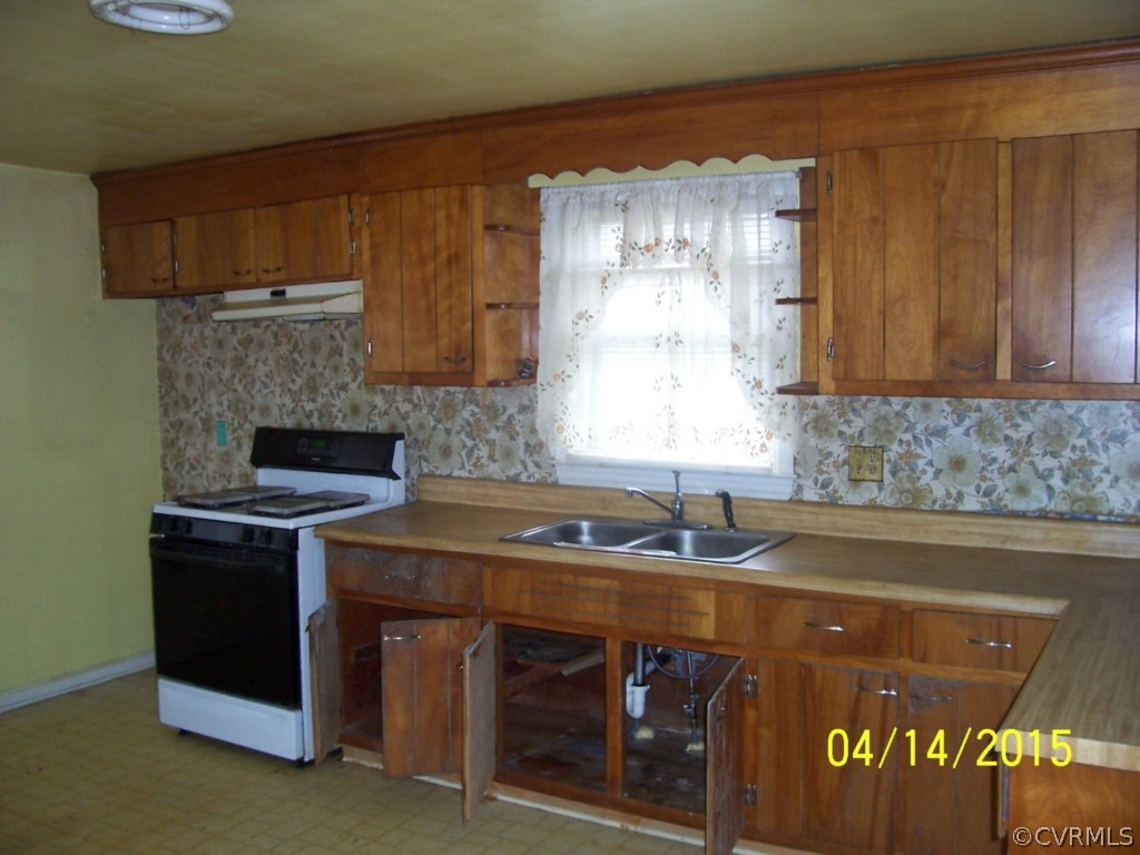 25118 Carson Road Carson, VA 23830 - Photo 3 of 8 a kitchen with granite countertop a sink stove and cabinets