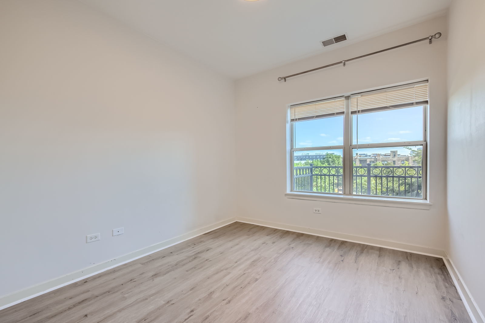 1155 West Roosevelt Road, Unit 406 Chicago, IL 60608 - Photo 13 of 16