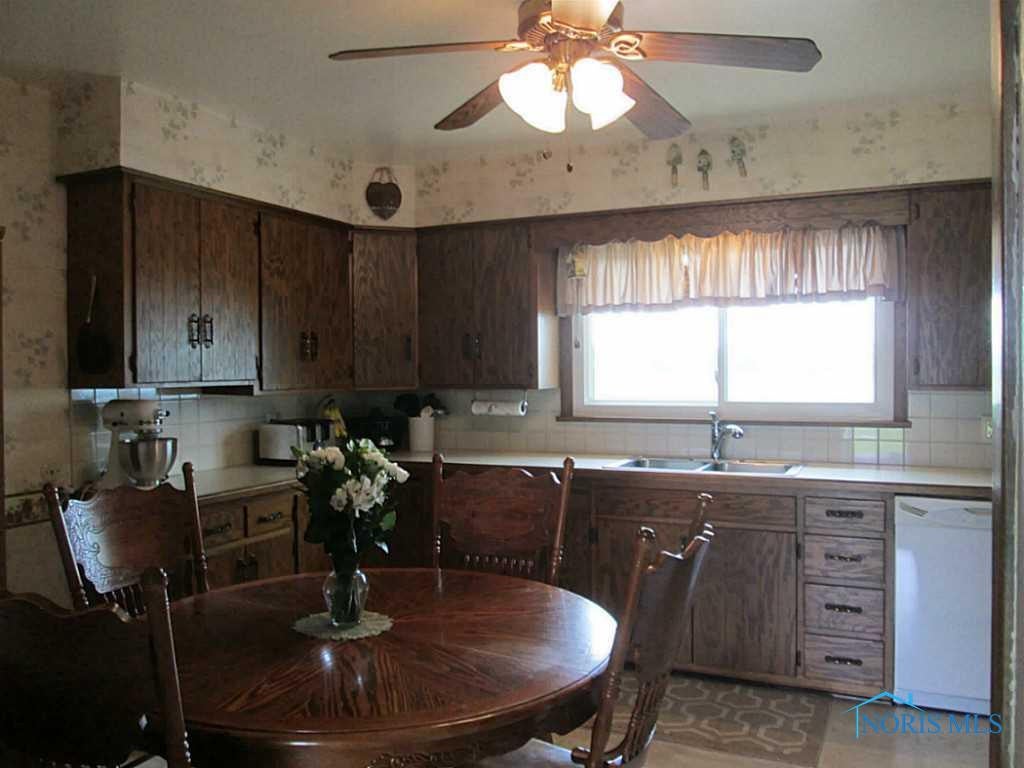 24377 Luckey Road Perrysburg, OH 43551 - Photo 8 of 18 Eat In Kitchen.