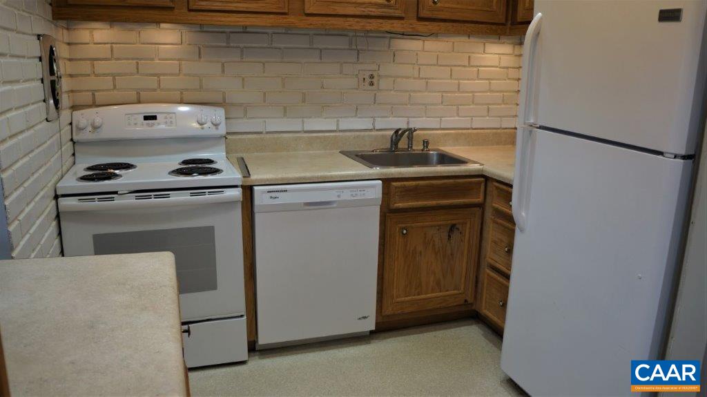 46 Spring Court, Unit 46 Charlottesville, VA 22901 - Photo 8 of 27 a kitchen with a stove and cabinets