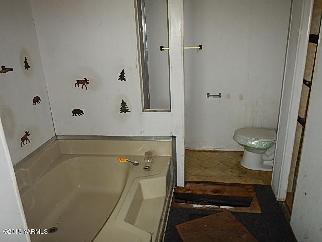 10331 Larue Road Toppenish, WA 98948 - Photo 12 of 13 a bathroom with a tub and toilet