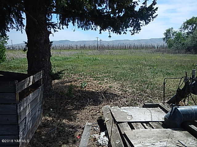 10331 Larue Road Toppenish, WA 98948 - Photo 3 of 13 a view of a garden