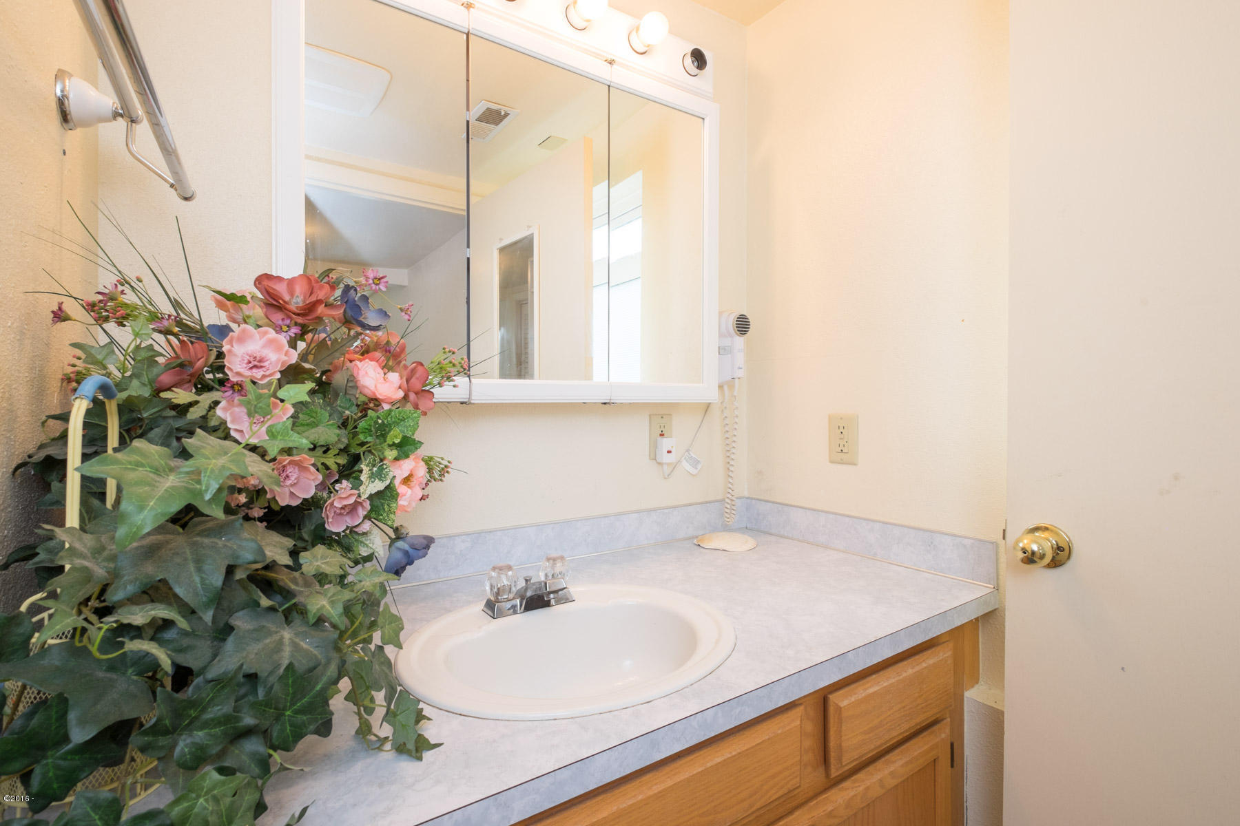 2324 Northwest Inlet Avenue Lincoln City, OR 97367 - Photo 15 of 41 Lower unit 2nd bath