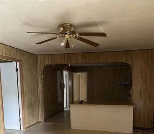 a view of entryway with a ceiling fan