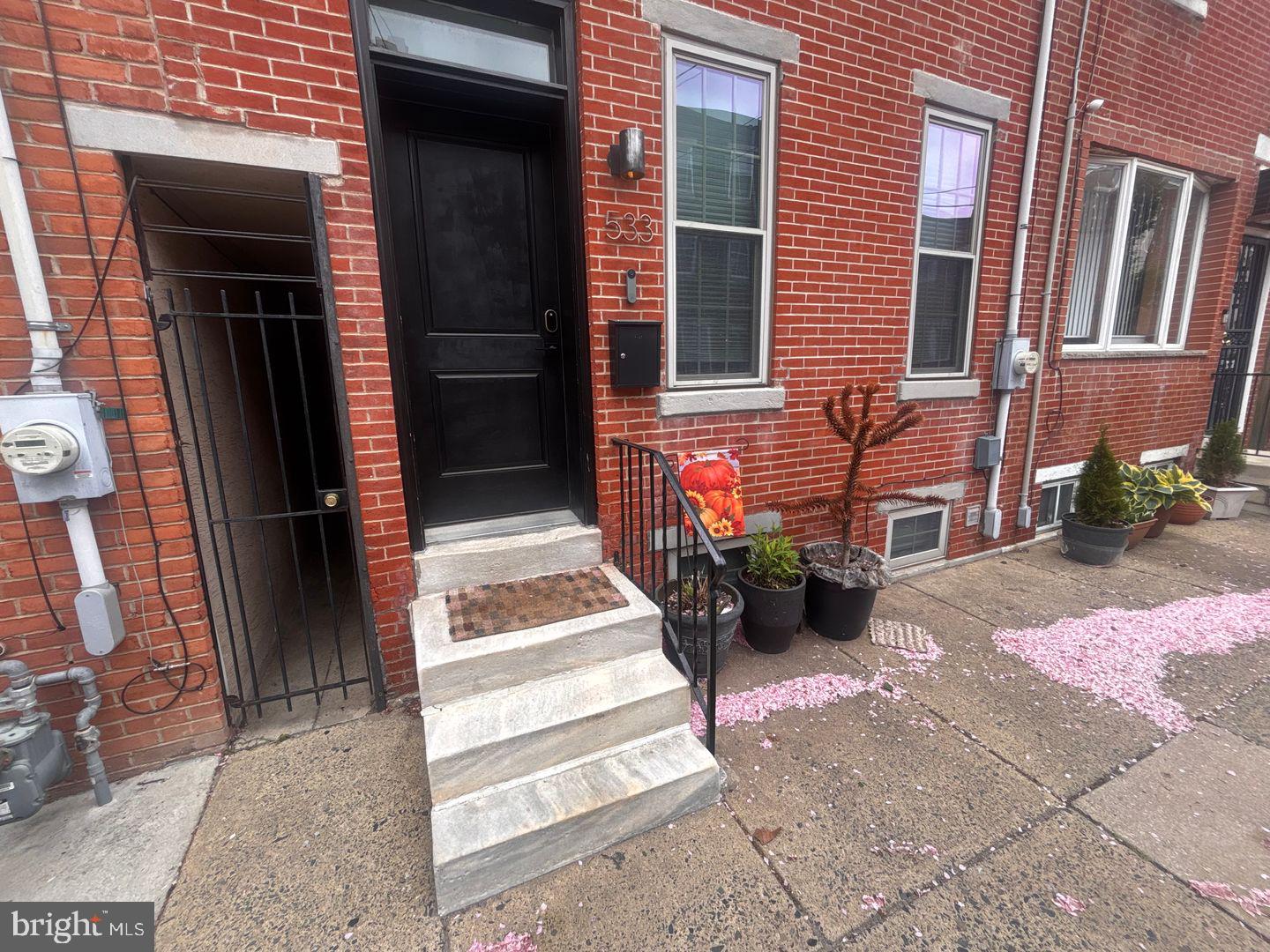 533 Manton Street Philadelphia, PA 19147 - Photo 2 of 22 a view of a entrance of the house