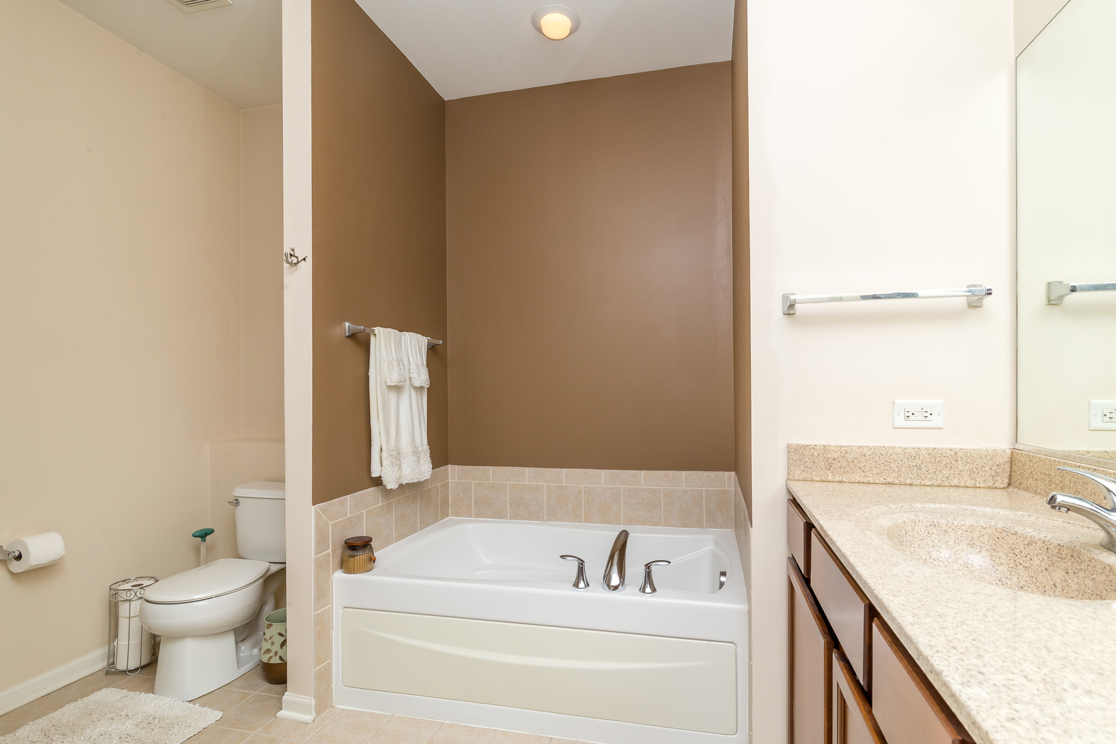 976 Oak Ridge Boulevard Elgin, IL 60120 - Photo 19 of 39 a bathroom with a granite countertop sink a toilet and bathtub
