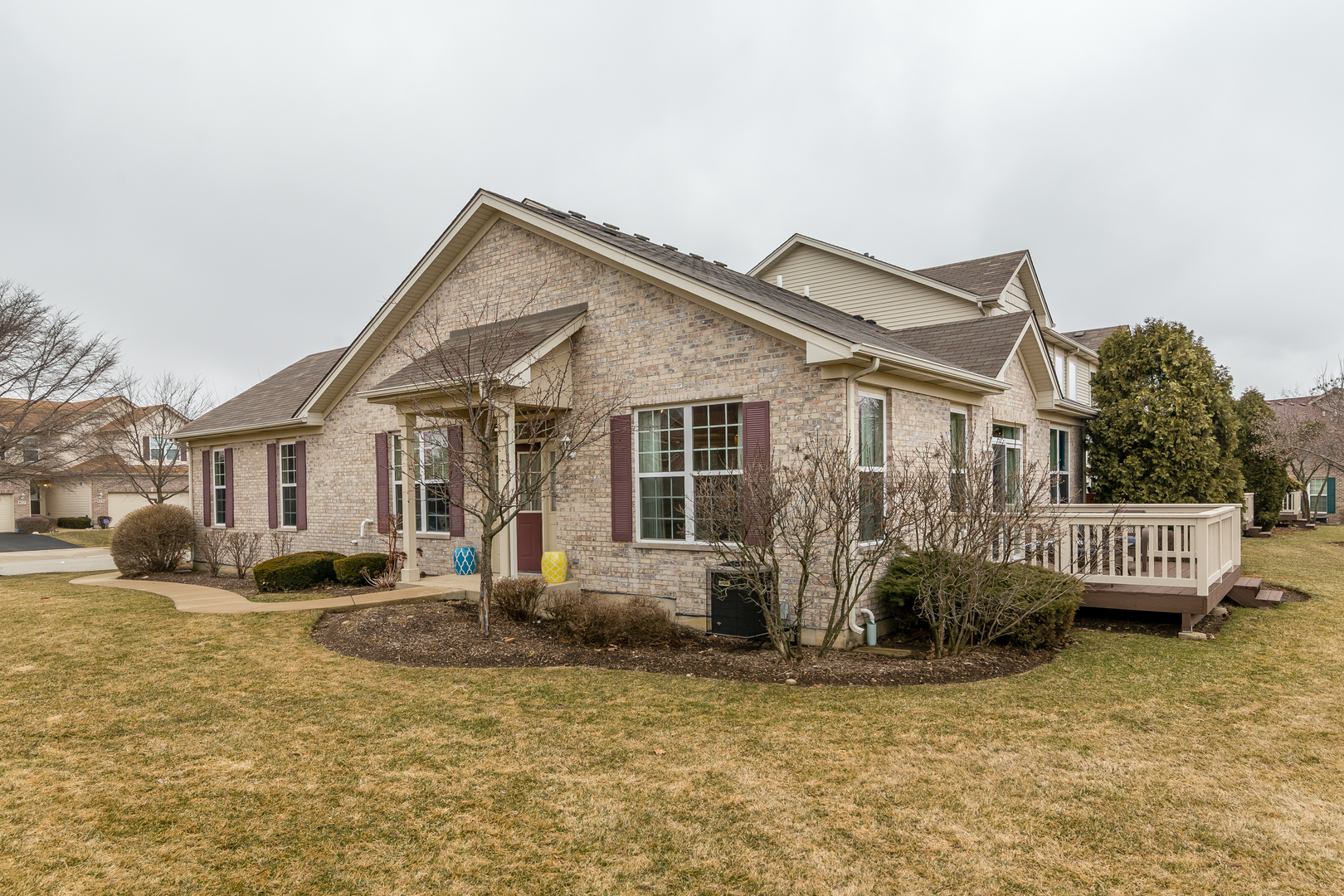 976 Oak Ridge Boulevard Elgin, IL 60120 - Photo 4 of 39 a front view of a house with garden