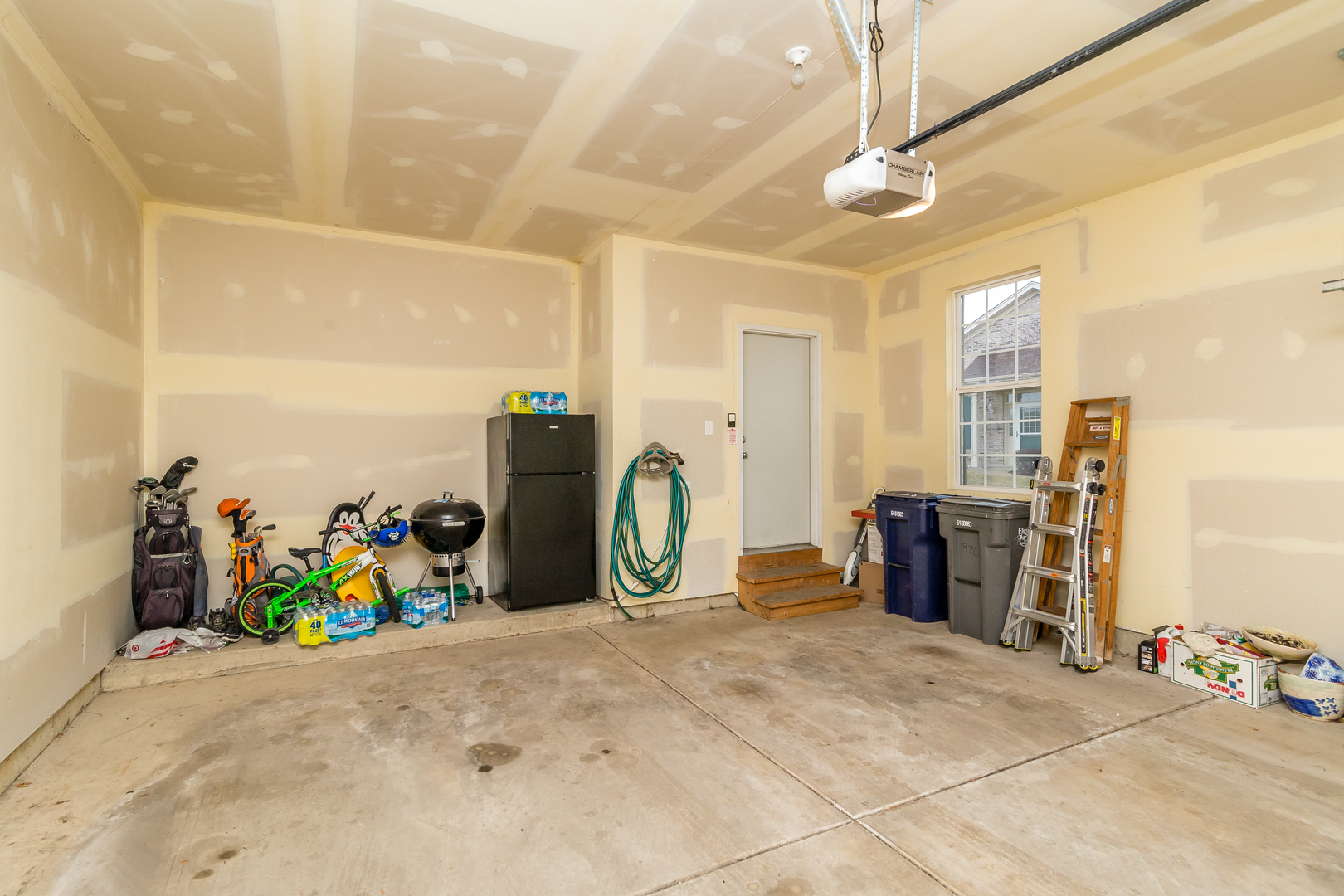 976 Oak Ridge Boulevard Elgin, IL 60120 - Photo 32 of 39 a view of a room with gym equipment