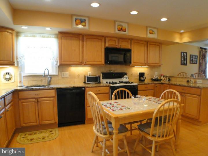 747 West Rolling Road Springfield, PA 19064 - Photo 4 of 25 Exterior Back